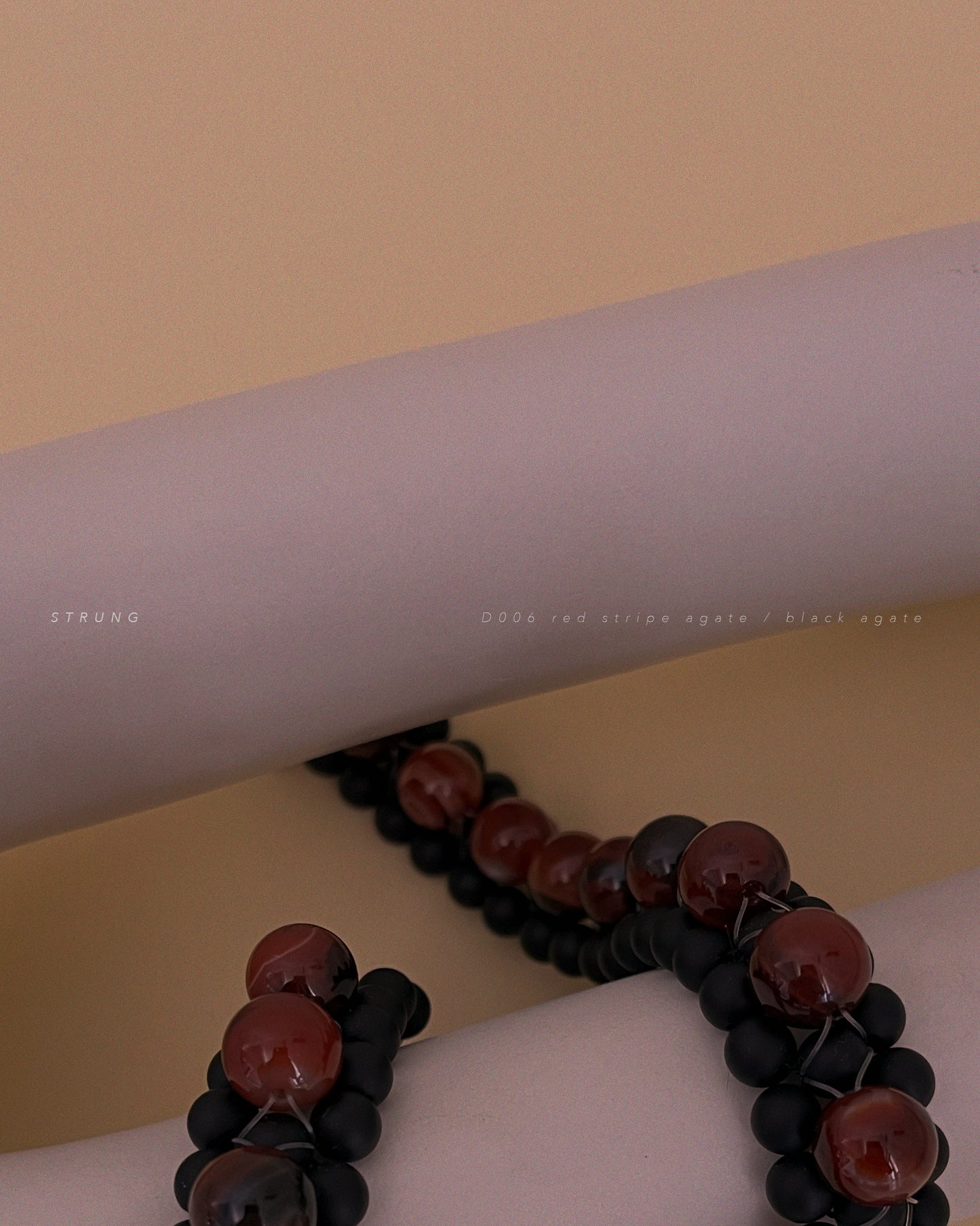 STRUNG D006 - black matte agate / red striped agate