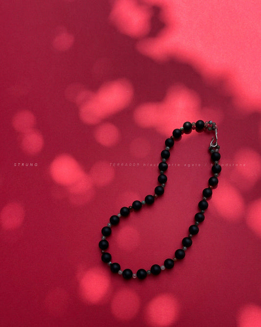 STRUNG TERRA009 - black matte agate / bloodstone