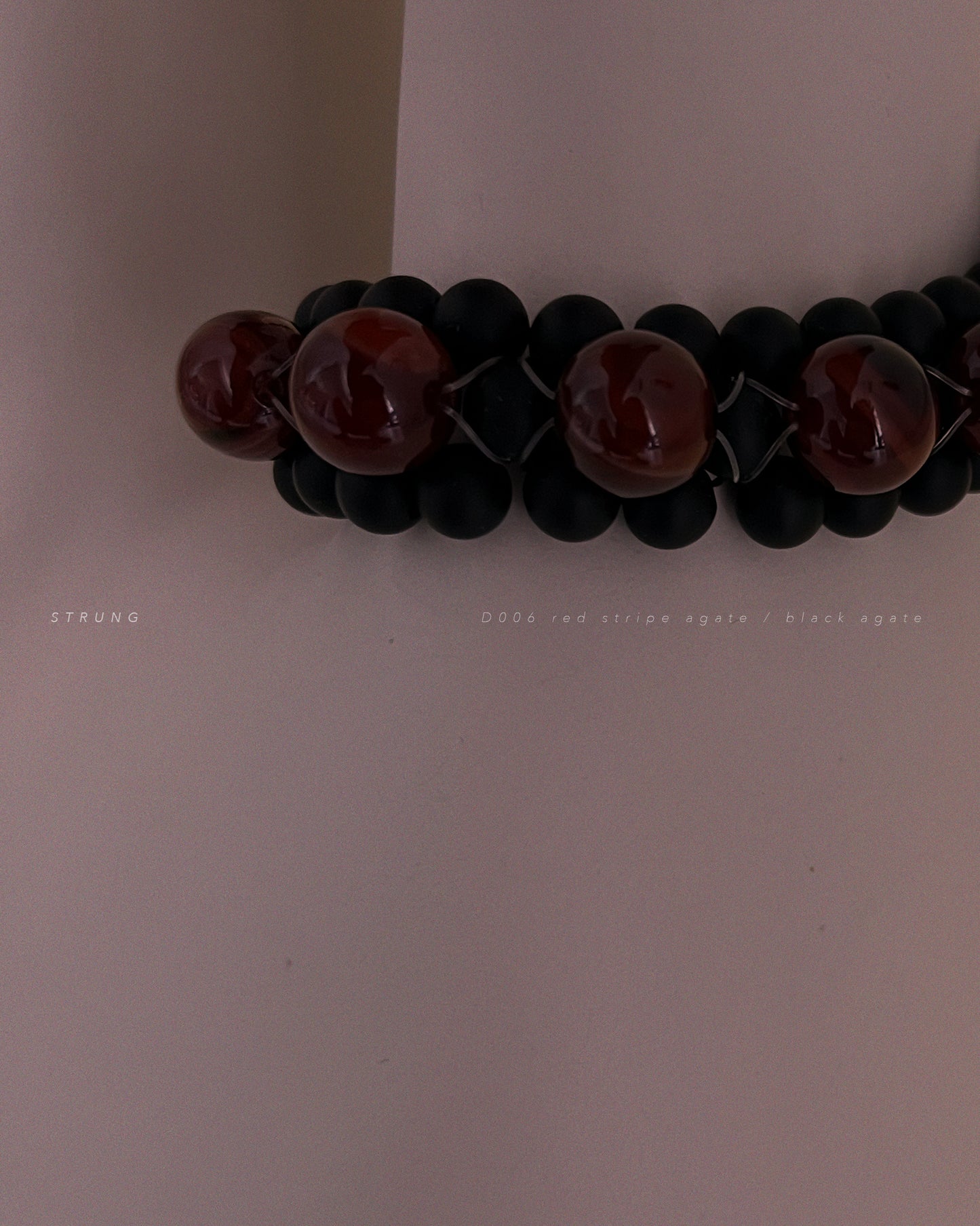 STRUNG D006 - black matte agate / red striped agate