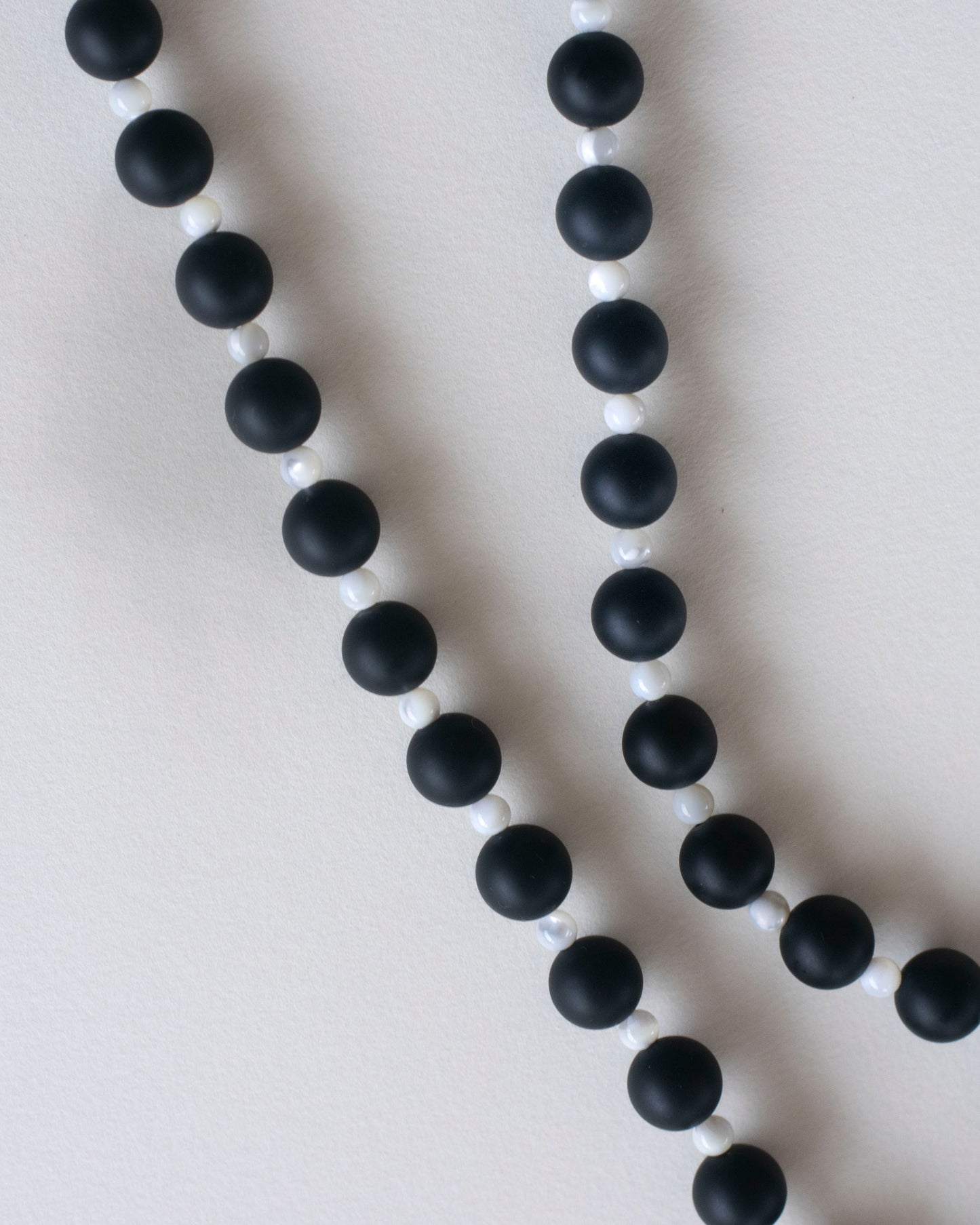 TERRA004 - black matte agate / mother of pearl