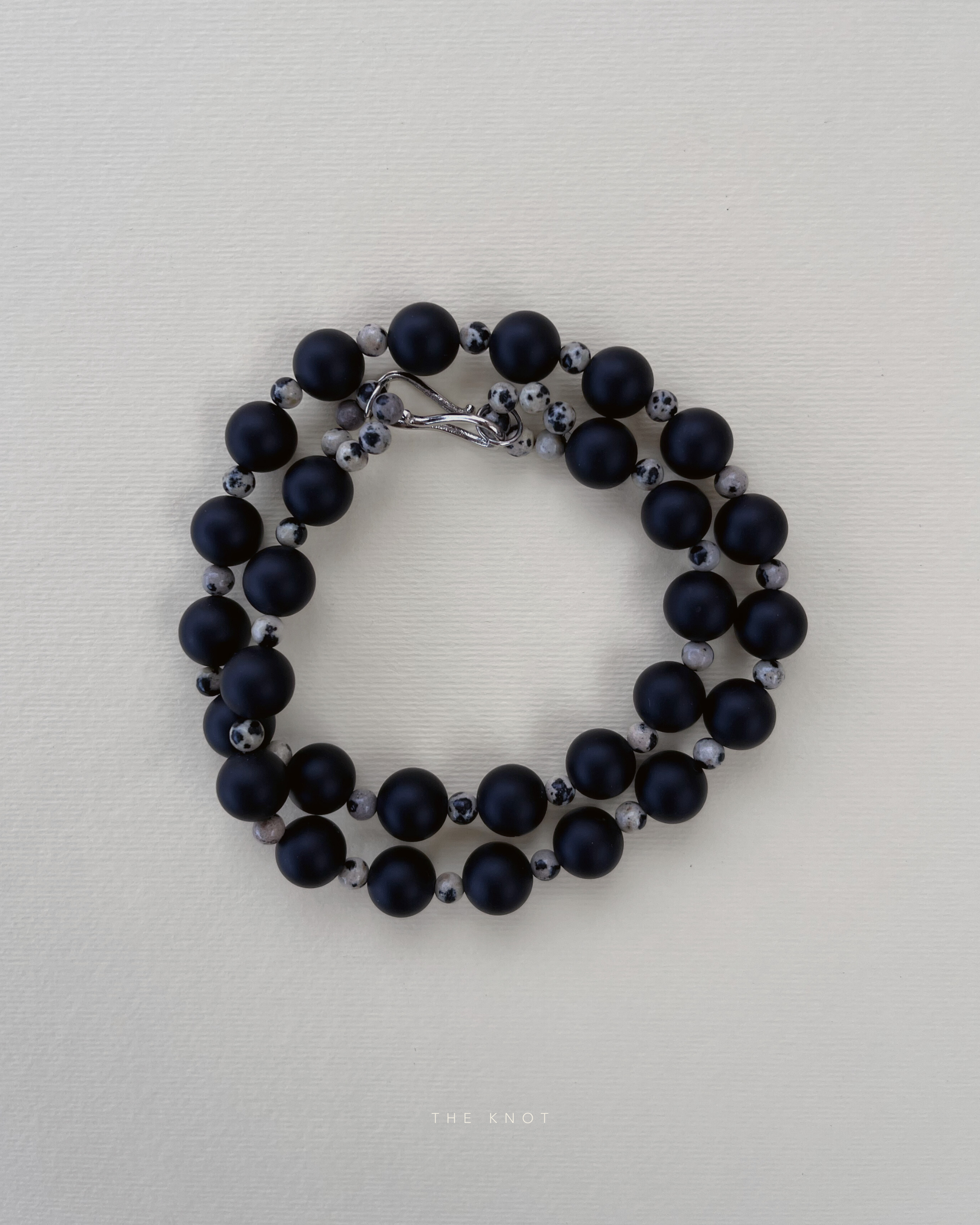 Gemstone necklace with silk thread and rhodium-plated clasp